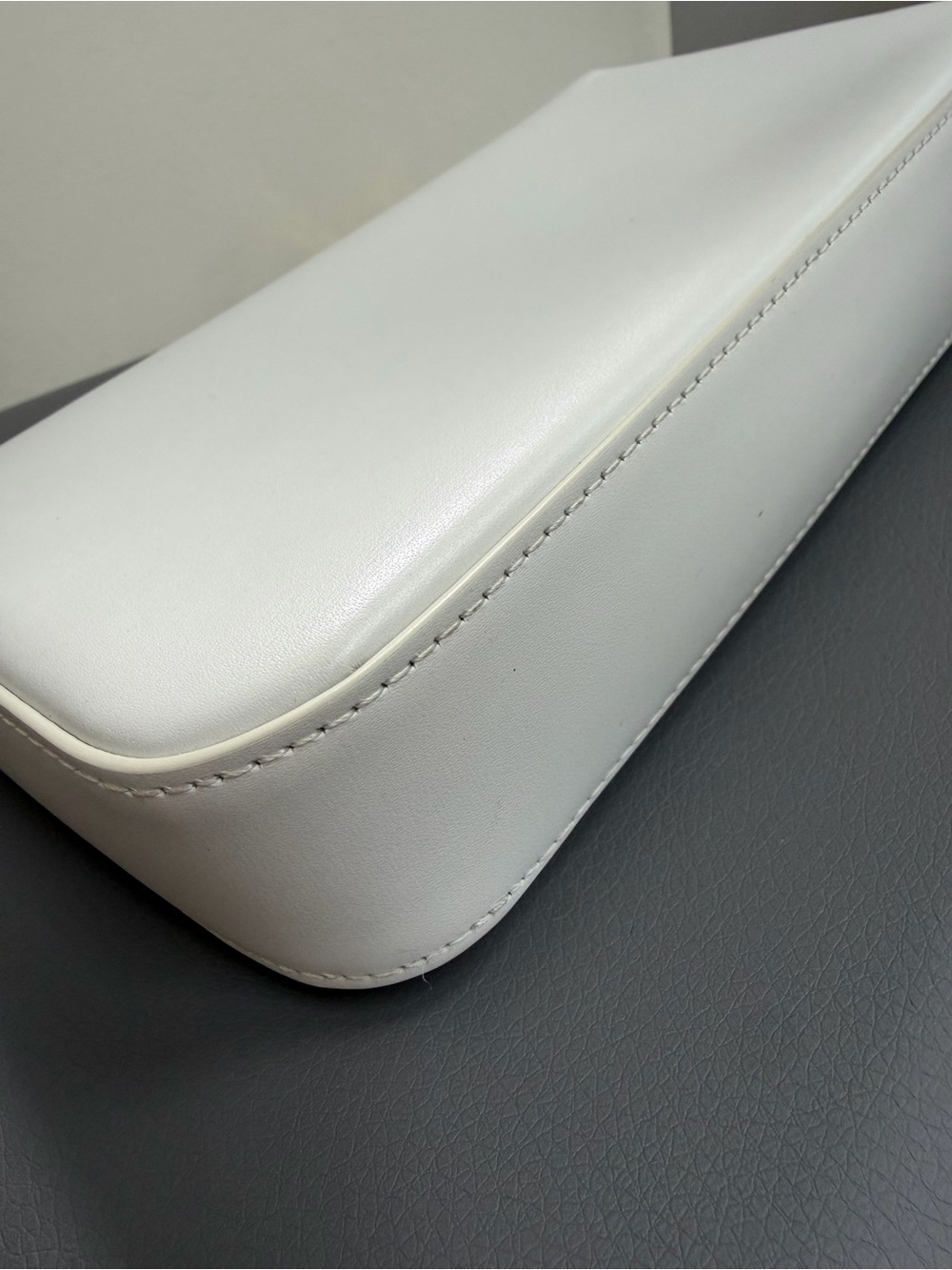 CELINE
WHITE SHINY CALFSKIN TRIOMPHE GOLD CHAIN SHOULDER - Picture 4 of 12